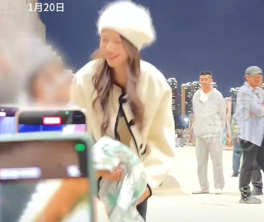 女演员卢昱晓回应跪下跟粉丝合影，起因是她想所有的粉丝都能在合影时清晰入镜，卢昱晓