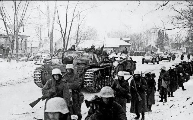 在德军闪击苏联时，因为推进速度太快还导致补给线越来越长。而开战之初的那60余万辆