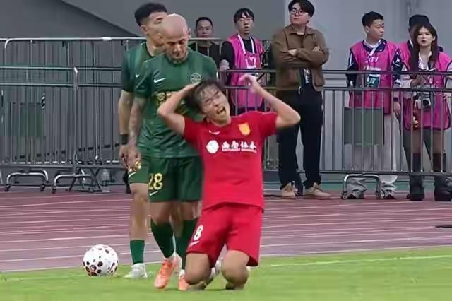 浙江队米特里策被中足联追加停赛4场+ 红牌自然停赛1场，一共停赛5场，被中足联​