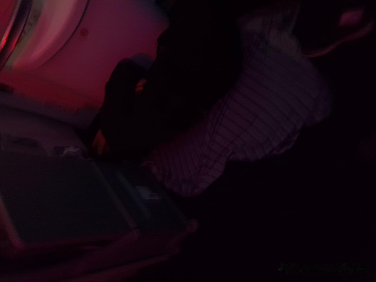 上大学时乘绿皮车，站票，就自制卧铺，拿报纸一铺，钻座位底下，虽然闻着别人脚臭味，