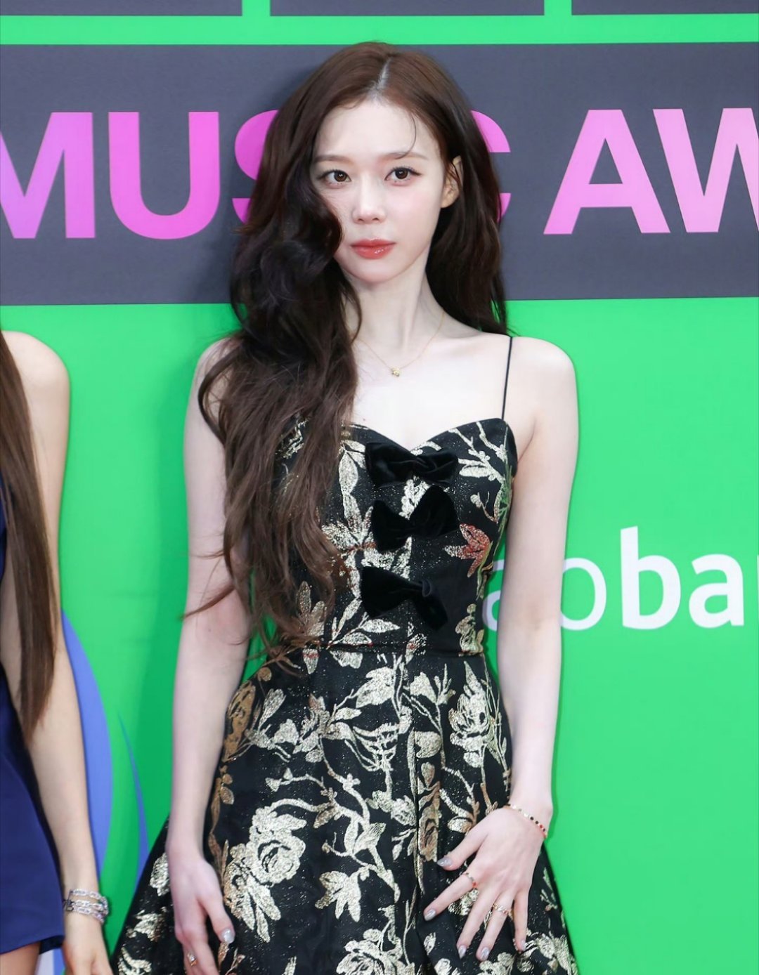 金玟庭露额头女神也太有气质了吧，魅力无限～无刘海造型也能驾驭！！ 