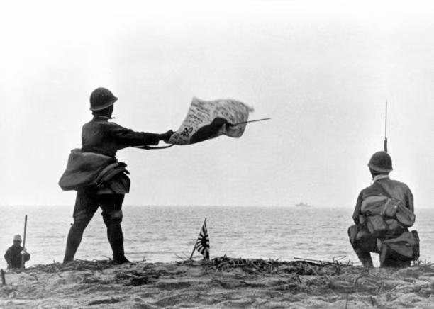 1940年3月，日寇海军陆战队在广东中山唐家湾实施登陆作战，登陆成功后，士兵挥旗