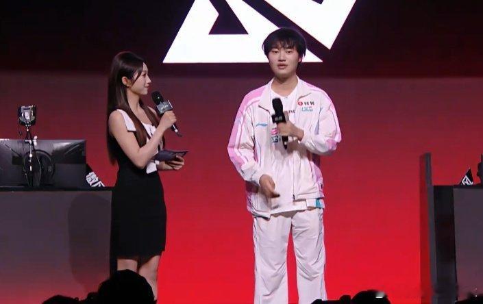 BLG对战WE赛前，进行了Knight第三赛段常规赛MVP颁奖仪式！Knight