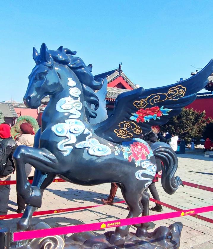 主要靠实力。运气可遇不可求，而实力是内在因素，是金子总会发光的。
