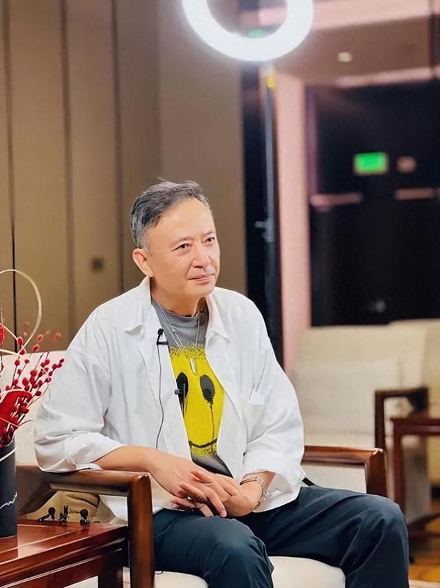 温文儒雅，实力派的老戏骨，
一身贵气，人品极佳，
有人说他是当时之潘安，才艺双兴