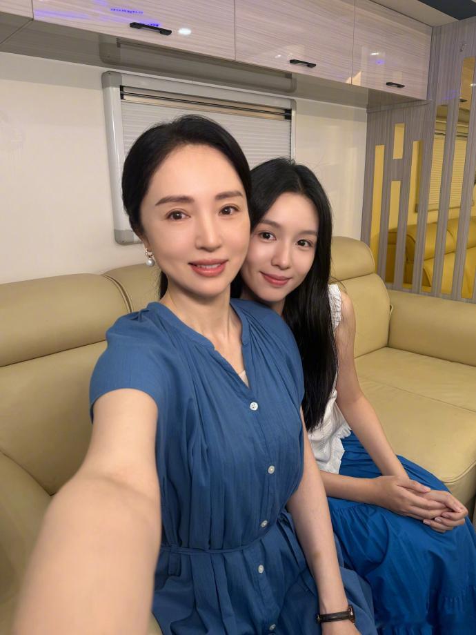 董璇周也自拍合照周也的裙子是董璇衣服上裁下来的吗董璇和周也这张自拍也太养眼了，这