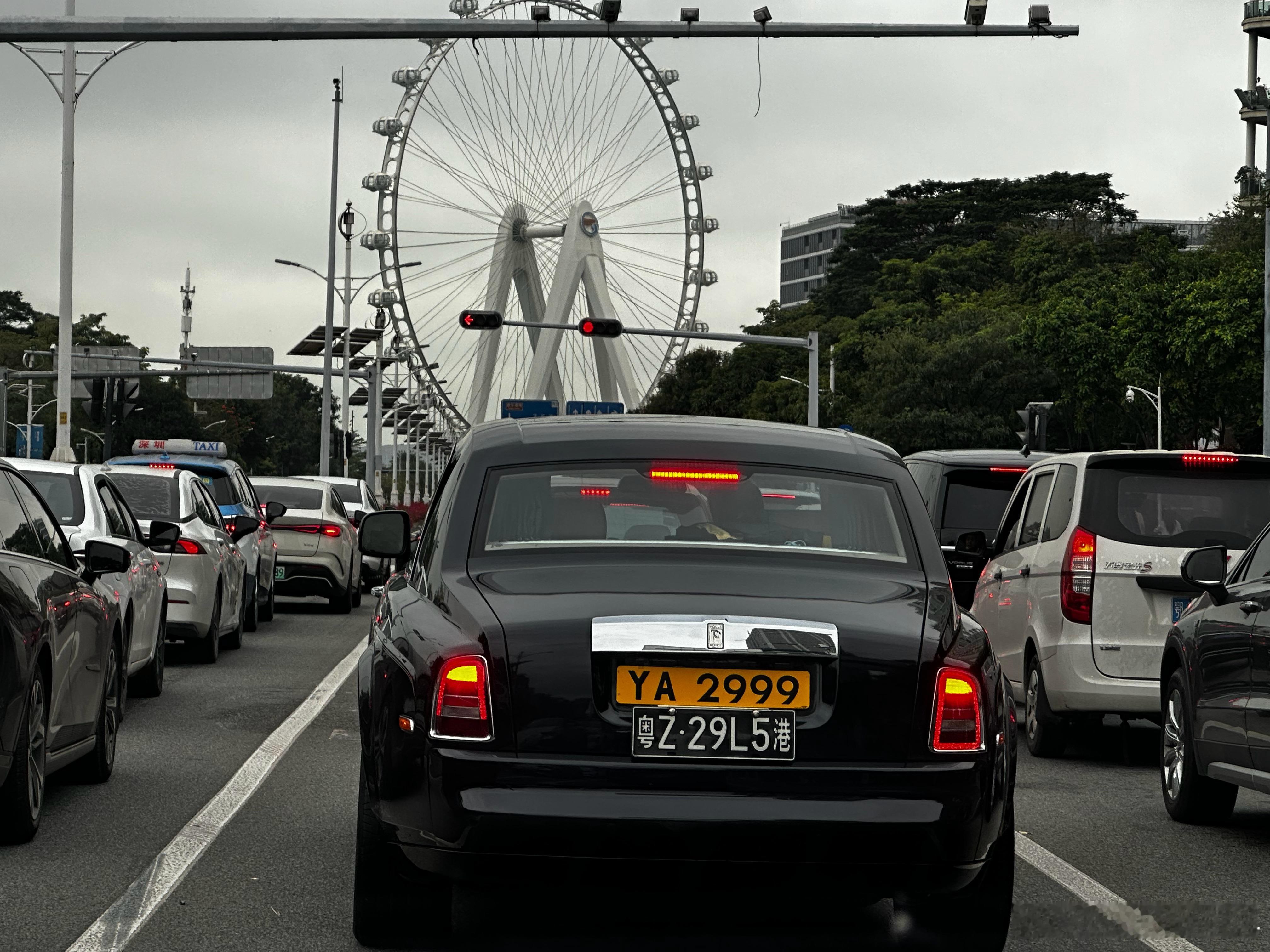 4种马路上的龟速车，哪个让你最痛…A. 孤独龟速车B. 看你超车就加速的龟速车C