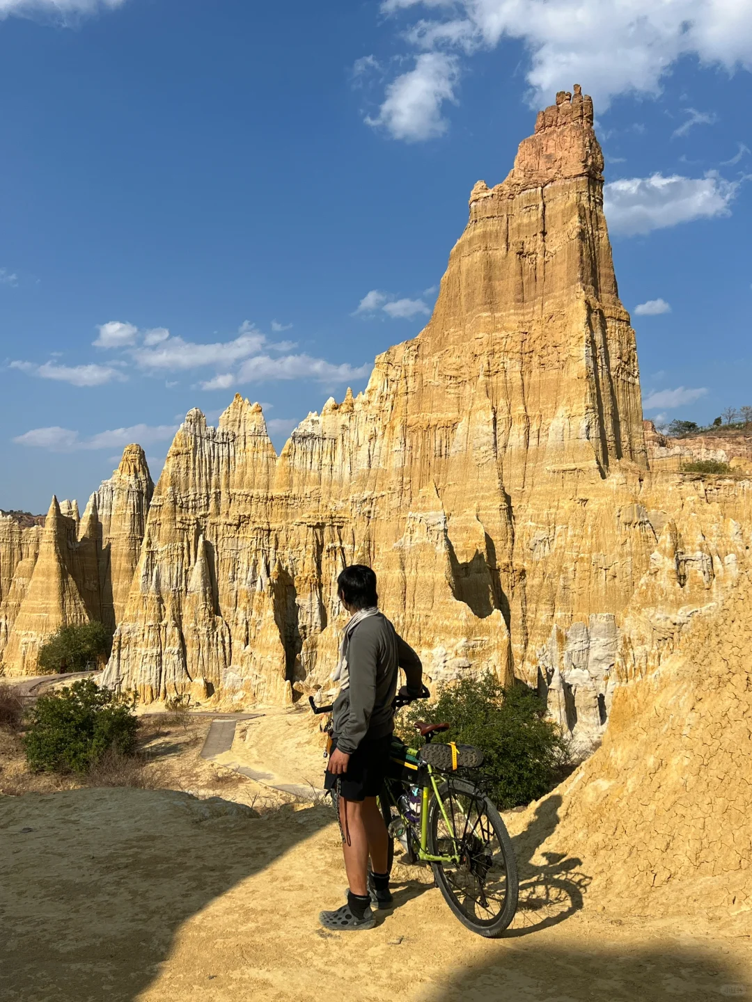 把自行车骑到了云南土林