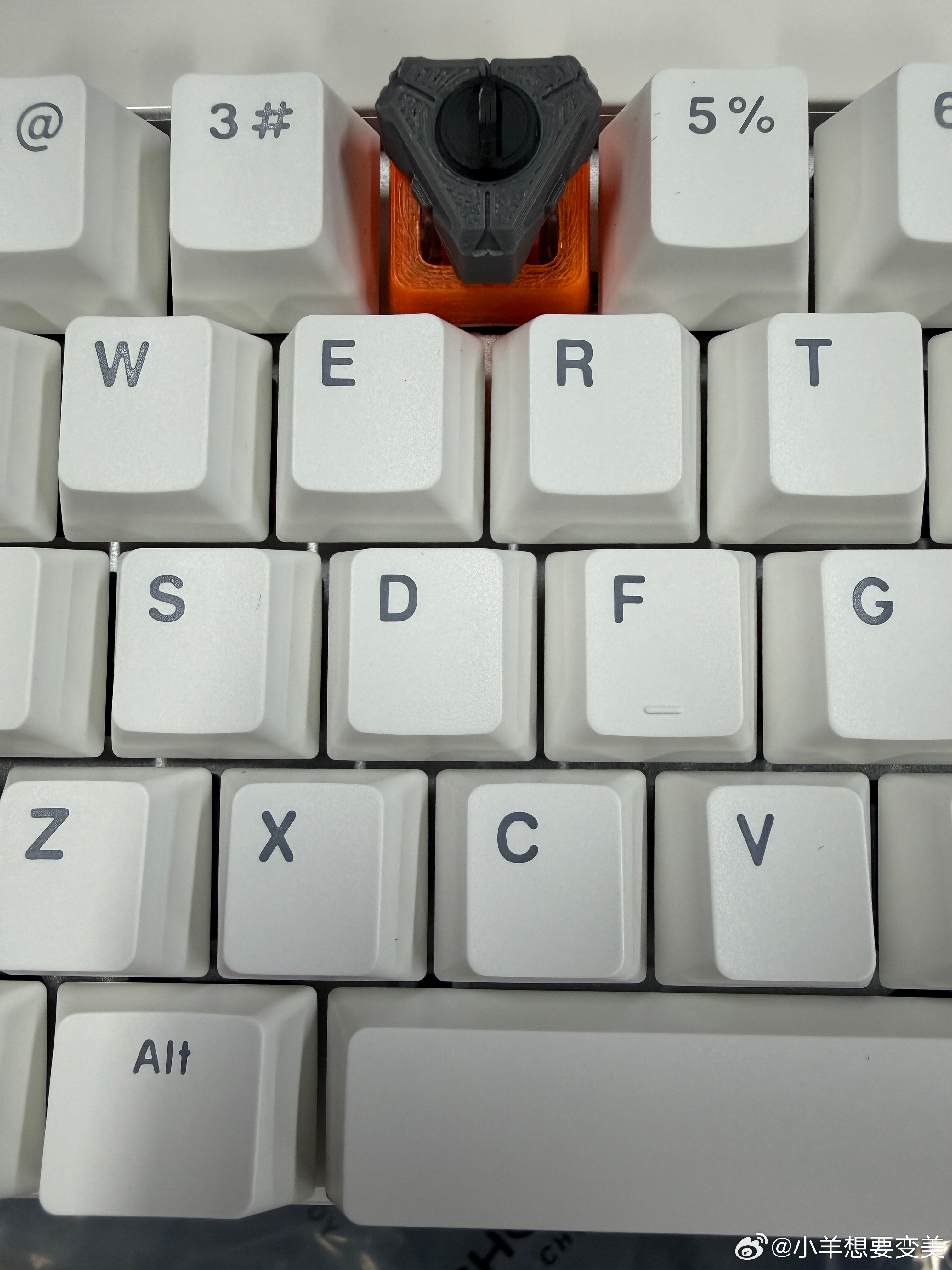 新键盘到了手感凑合吧 直接换上我早就准备好的键帽再也不用低头找键了