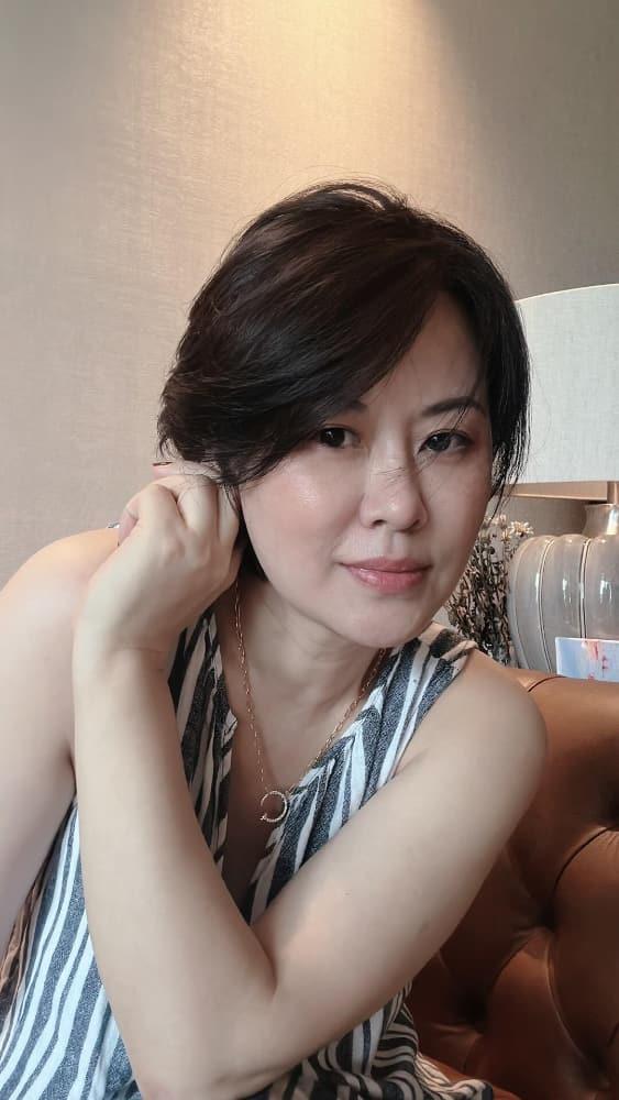 有一次，前任半夜让我去接她儿子。
我23岁，她大概40岁，我们偶尔见面，关系很简