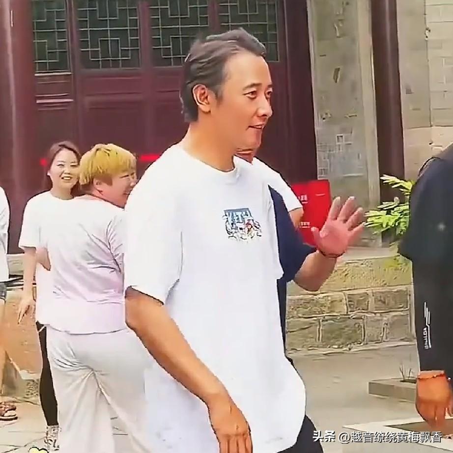 演员罗晋近期参加活动，只见他的头发中夹杂着些许白发，脸上也添了几道皱纹，皮肤暗黄