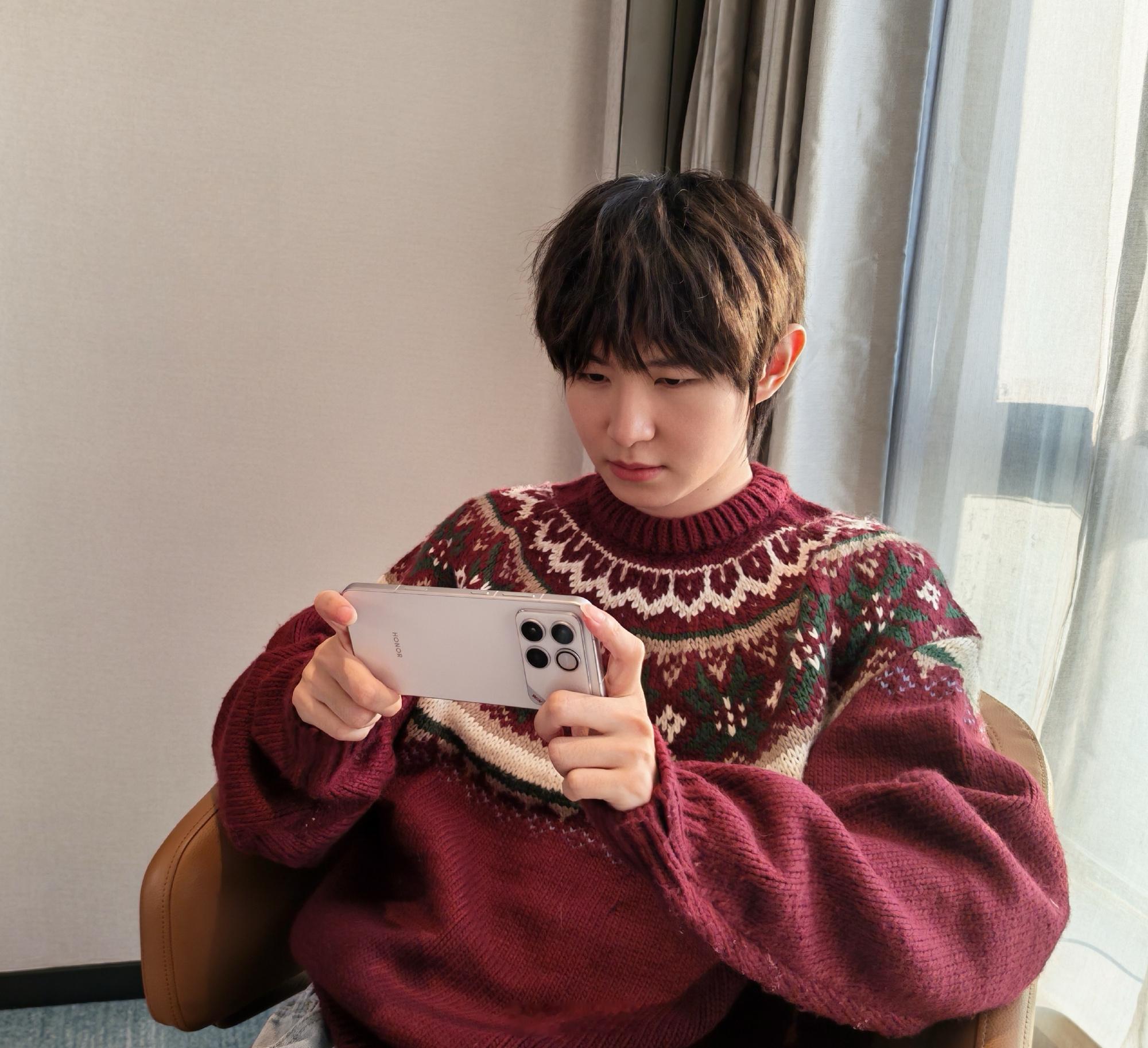 荣耀WIN真机这就被曝出来了？看一诺用的新手机，放大看贴着“WIN”标……一诺都