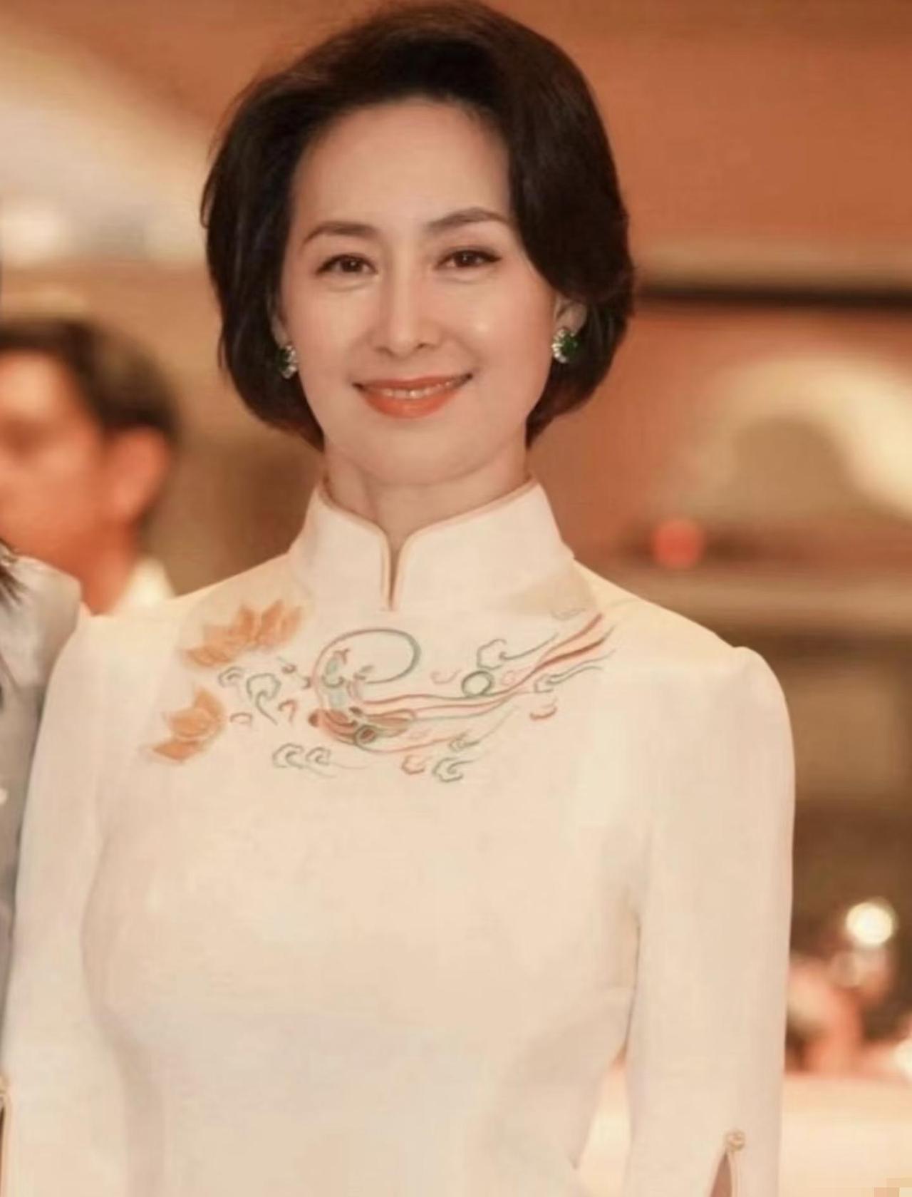 何超琼怕是豪门圈
近期最让人心疼的人！
她近年接连送别至亲，六年前送走父亲，四年