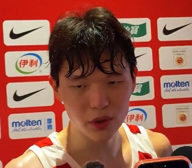 杨瀚森上半场几次摇头，记者问，为什么？杨瀚森做出回应
中国男篮以65比60战胜荷