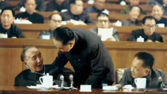 1978年，郭沫若抱病参加全国科学大会，临终前叮嘱：把骨灰撒到大寨农田里肥田
