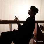 王凯沐新剧路透 侧拍镜头里，他对着香材沉思，王凯沐让松香、柏木香顺着屏幕漫出来，