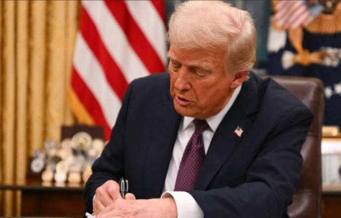 就在刚刚，
特朗普作出一个重大举动，提到中国富豪。

在美国联邦最高法院预定就限