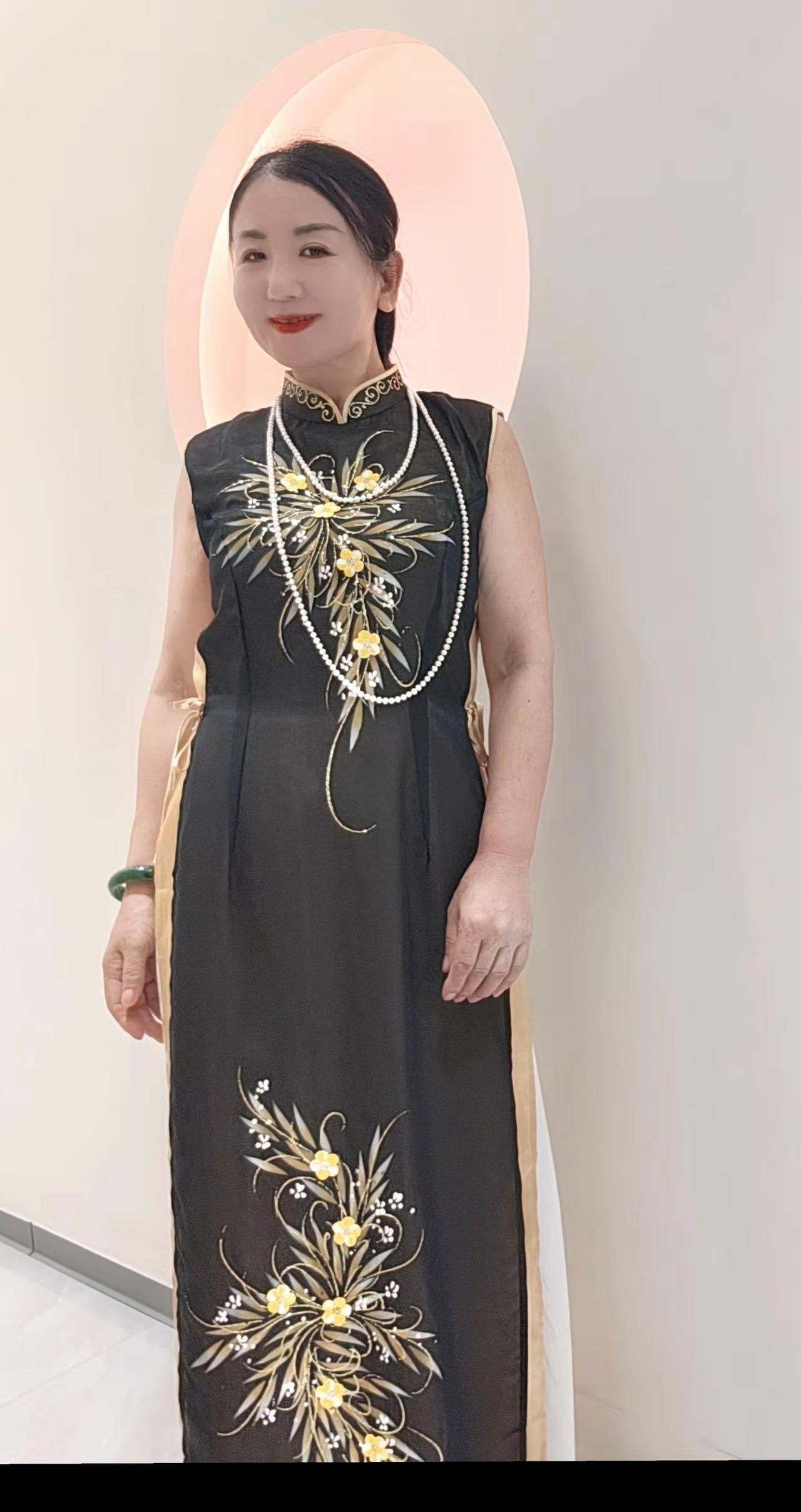 尝试不同风格之美 尝试不同风格之美人生就该多去尝试不同风格的美。大胆换上复古旗袍