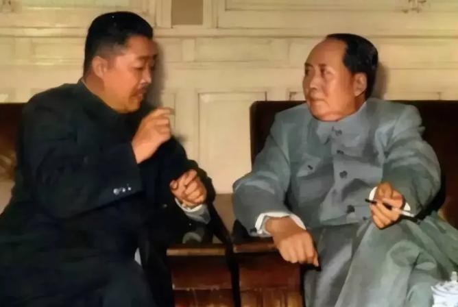 1954年，贺龙调任国家副总理。有一次，贺龙去参加一个重要会议，毛主席和贺龙两人