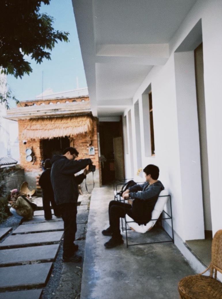 旅行现哥又被偶遇了！云南偶遇李现旅游李现和国色芳华导演同游云南