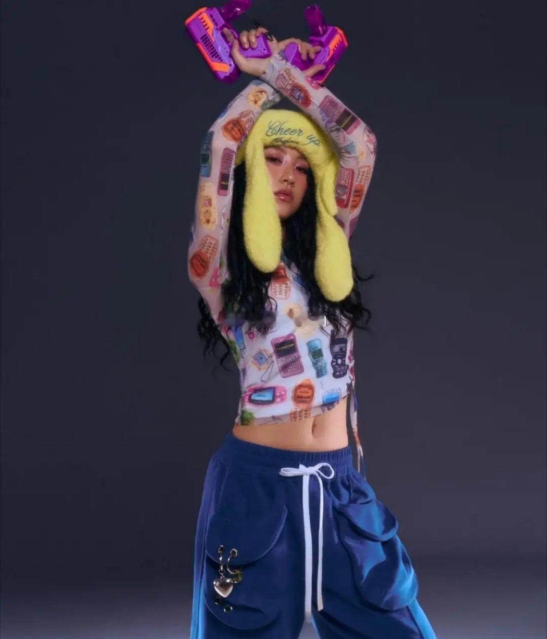 炎明熹挑战Y2K风轻露小蛮腰，新鲜感获好评：尝试努力驾驭这风格！！！！！ 