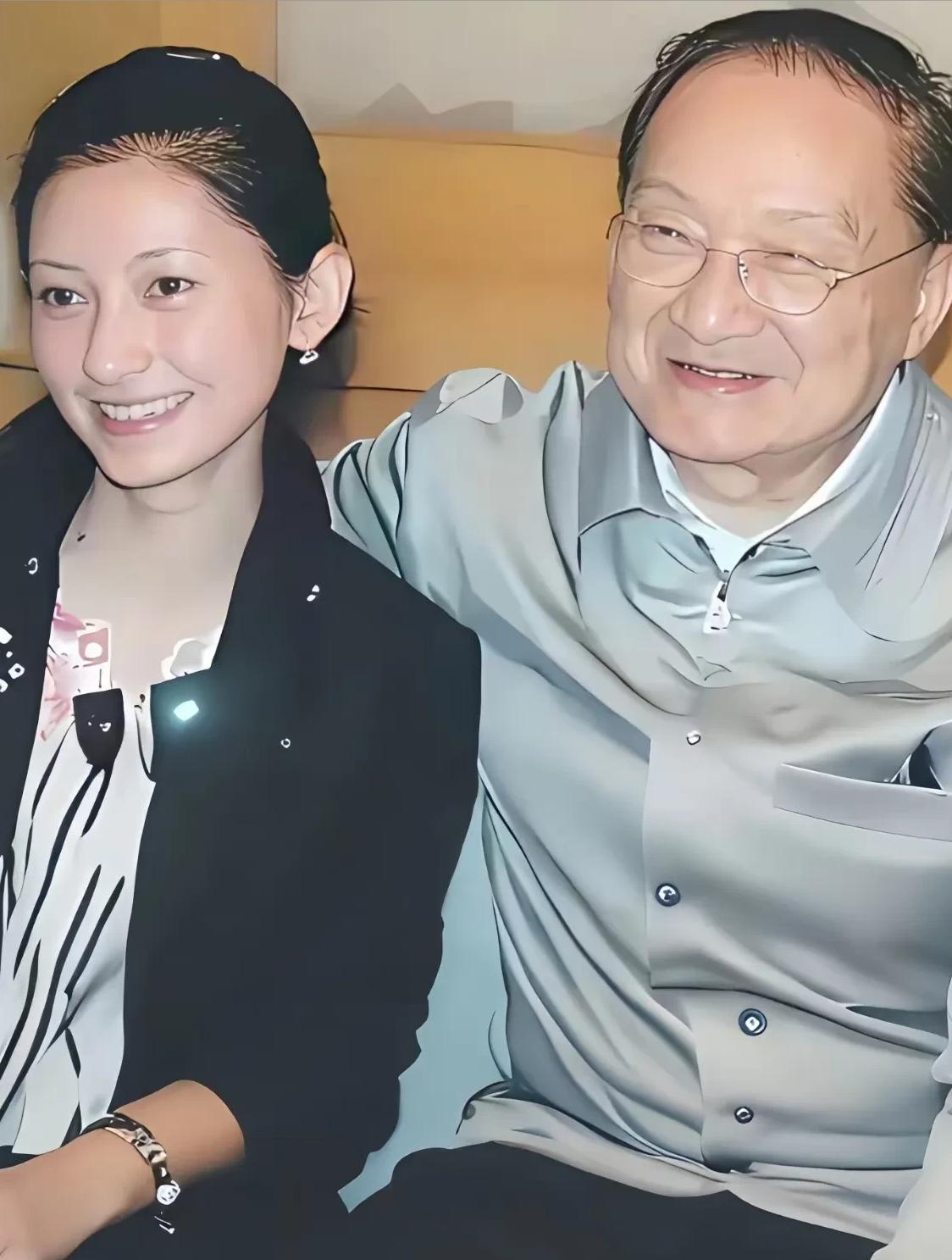 1977年，53岁的文坛大侠金庸与24岁的林乐怡结婚，这是金庸人生的第三次婚姻，