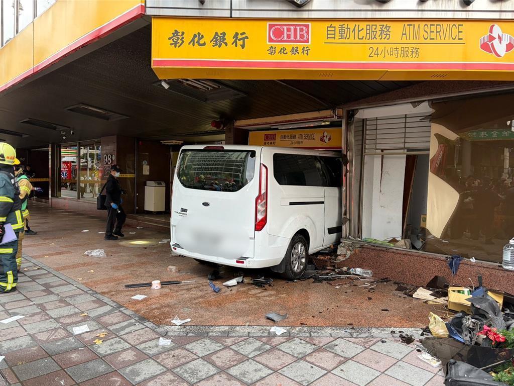 突发：今日（23日）下午3时左右，三立电视台一辆厢型采访车突然失控，猛冲撞入台北