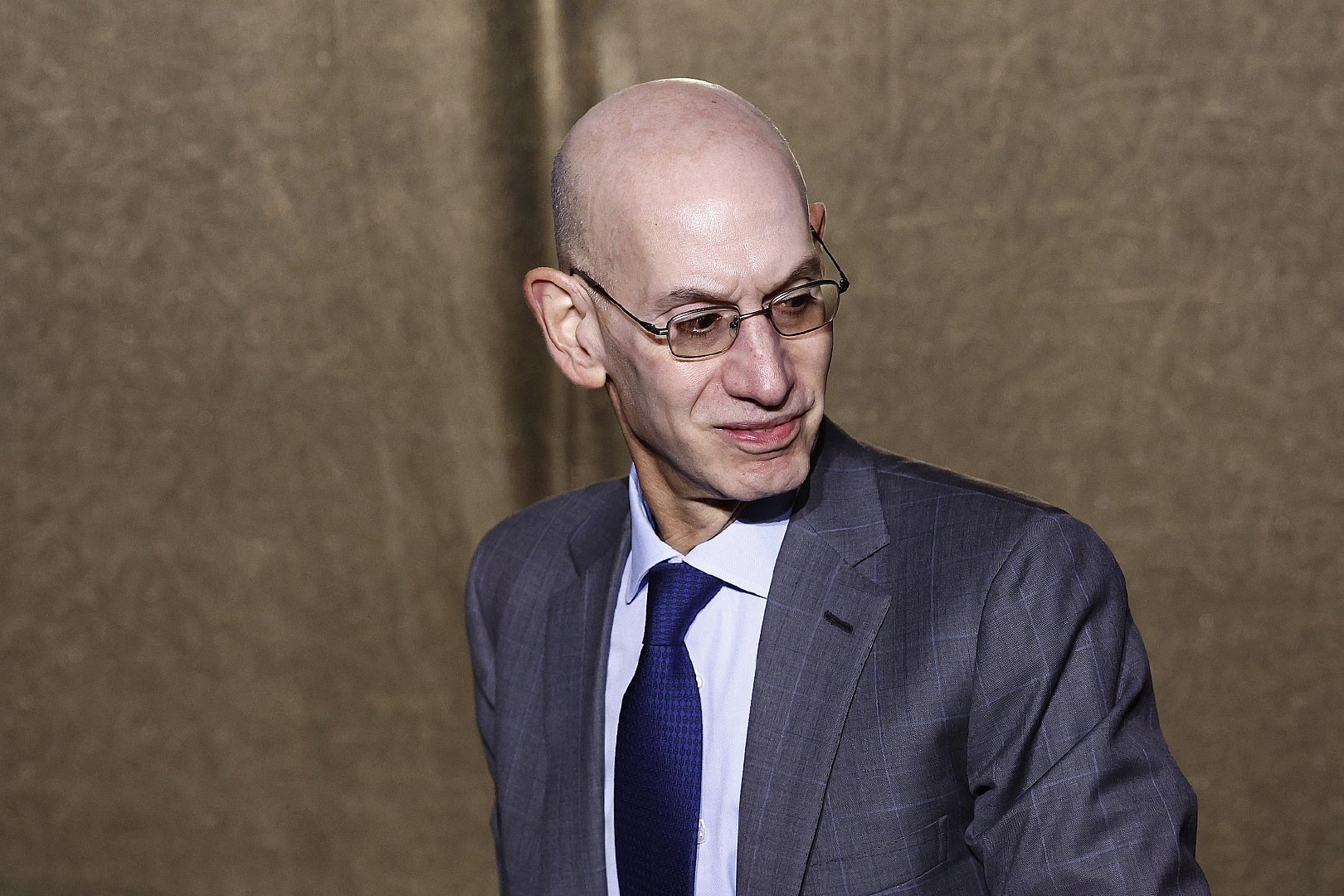 肖华：“NBA三十支球队的赞助协议数以千计，这些品牌背后都有大型资本支撑，当时加