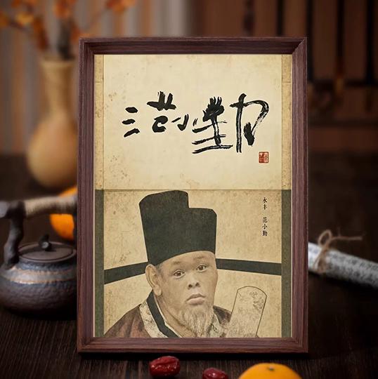 范小勤染黄发戴耳钉写歪字，团队到底在卖书法还是在卖反差人设？

范小勤现在的样子