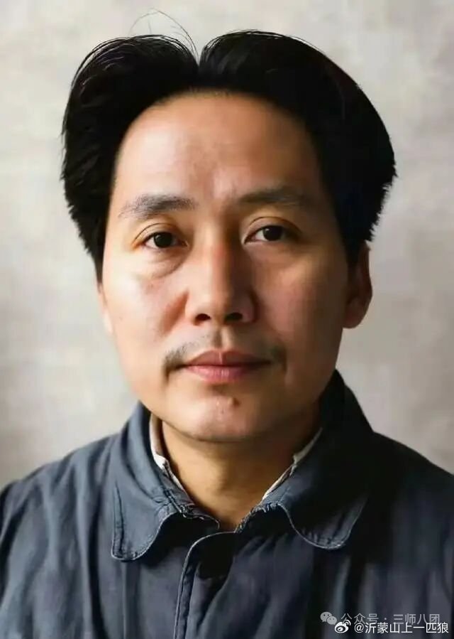 【翠羽吟·颂伟人】翠羽吟·颂伟人眉宇耀星芒，目澈秋江，英姿卓朗。痣点丹砂，气贯九