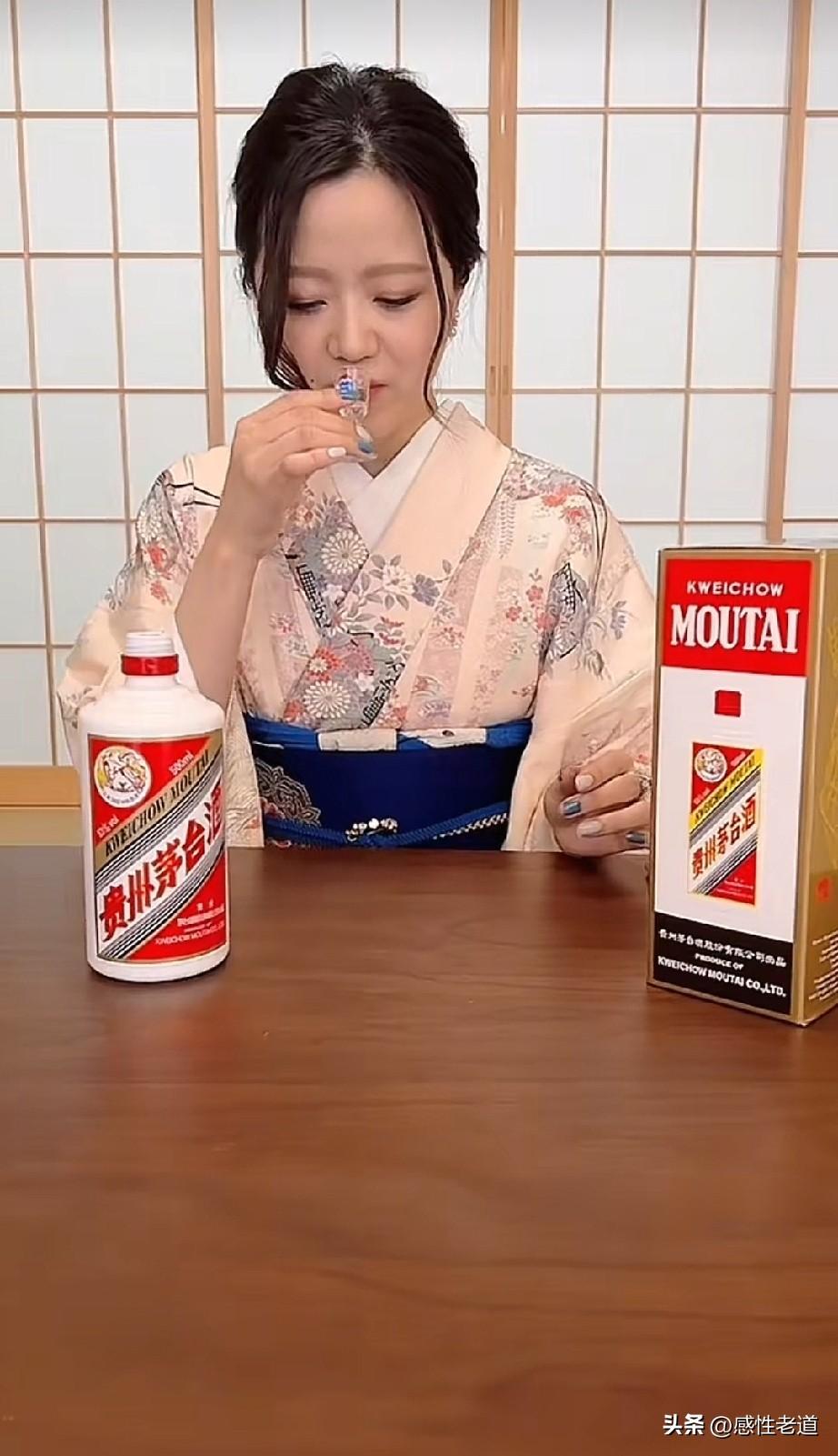 日本女品酒师品尝中国的贵州茅台酒，连声称赞很独特，非常好喝。一位日本的博主请到了
