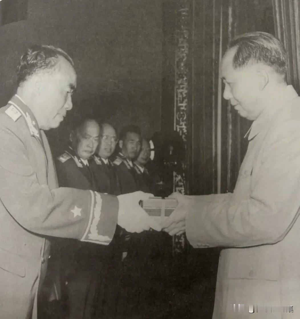 1955年9月27日，​北京中南海怀仁堂，毛主席将一级八一勋章、一级独立自由勋章