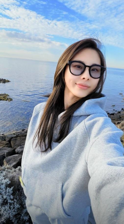 中国女篮的定海神针核心王思雨社媒晒靓照配文引发球迷热议。
    近日回归中国女