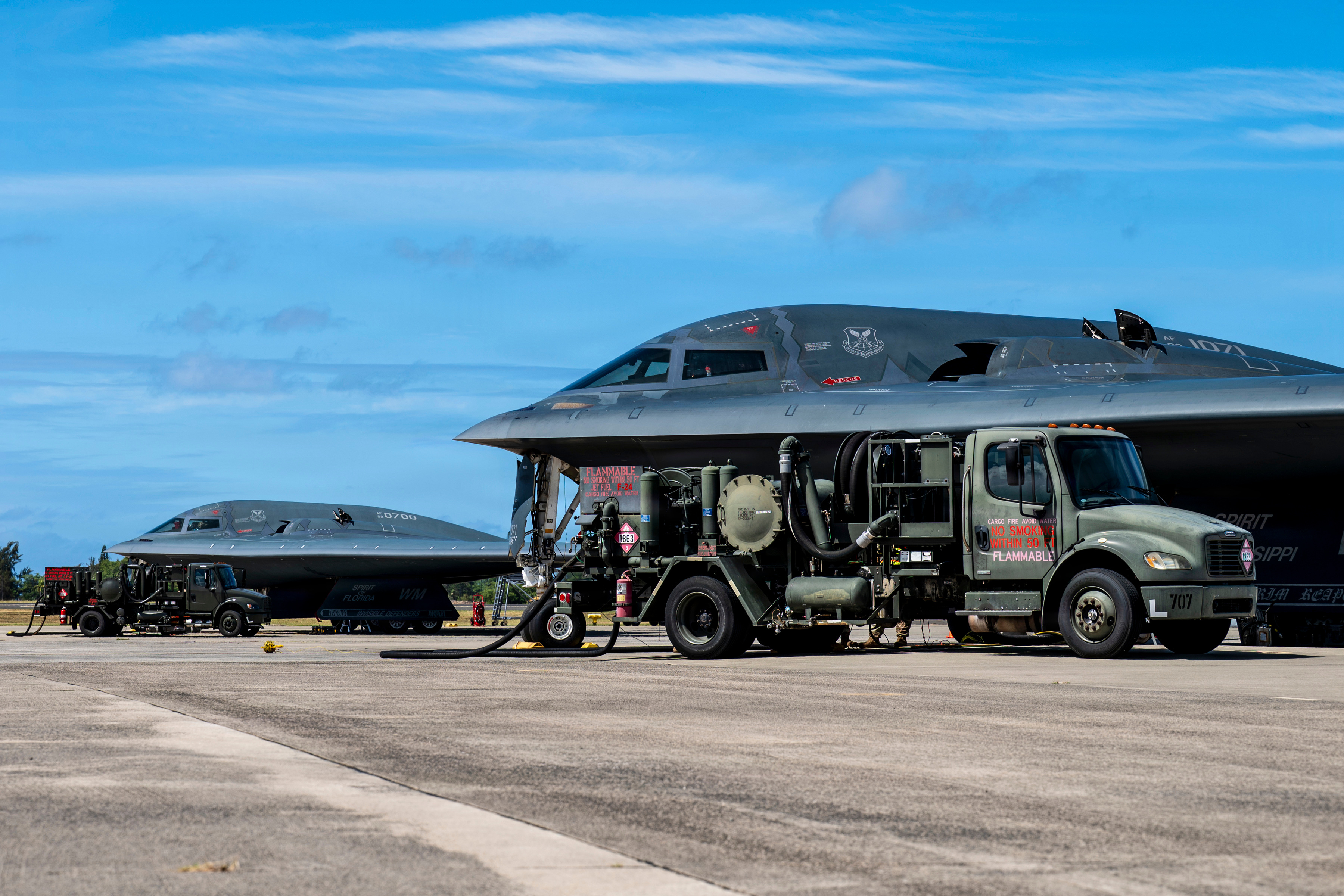 2026年7月1日，两架美国空军B-2A“幽灵”隐形轰炸机（“密西西比精神”号，