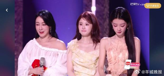 【#孙怡回应团名叫拆弹专家#】《乘风2026》一公直播，孙怡团的团名叫“拆弹专家