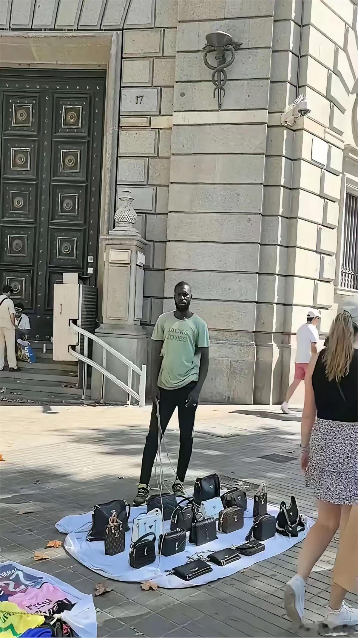 听说在美国路边摊买的包包都是100%正品。 