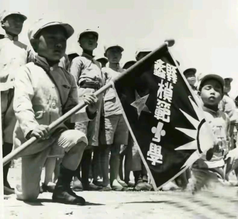 1938年美国记者拍摄八路军根据地（上）

图1.1938年，在群众大会上的儿童