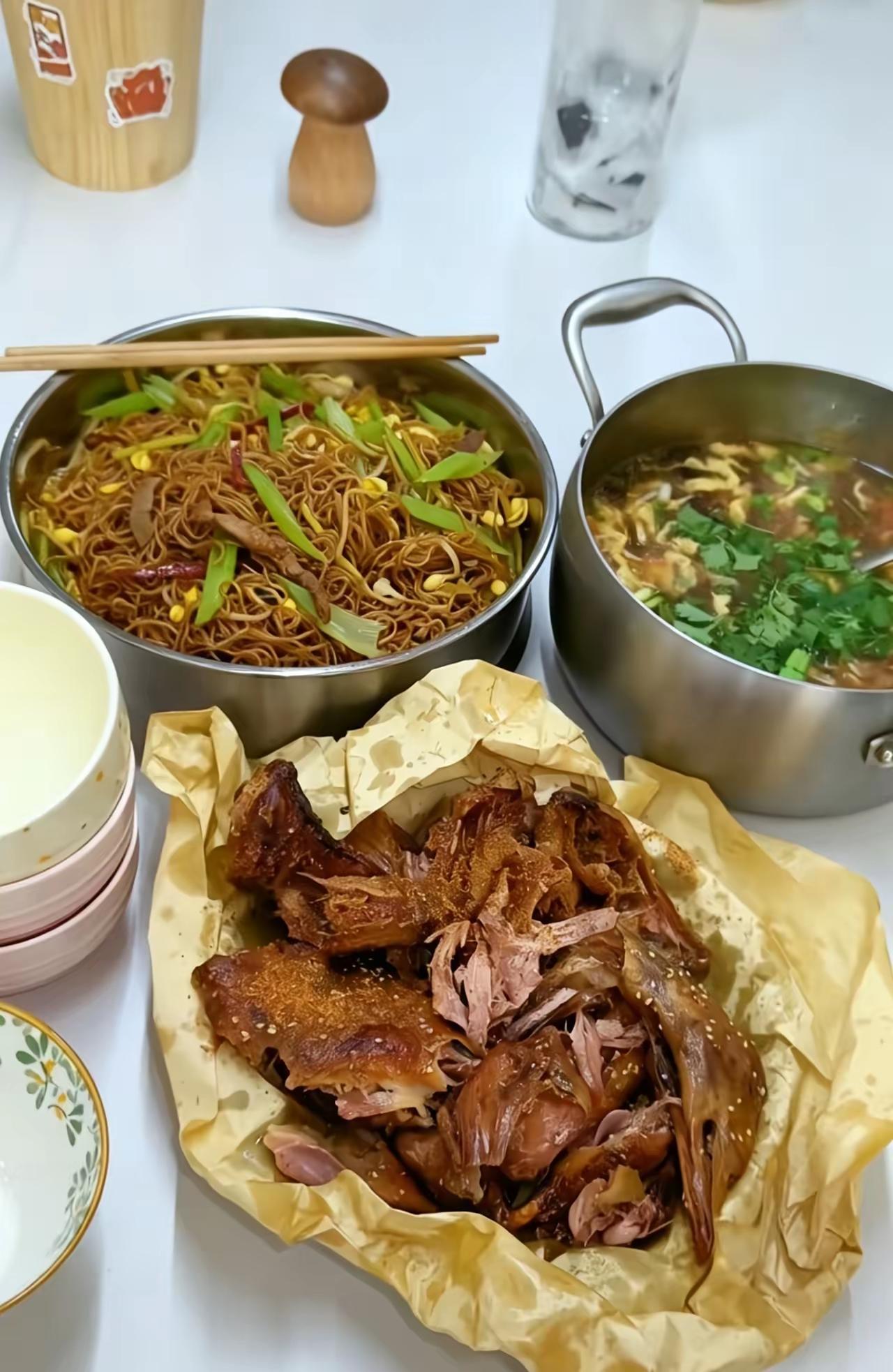 今天儿子儿媳都在家，我特意做了儿媳爱吃的卤面条，天热，实在不想炒菜了，我就喊老公
