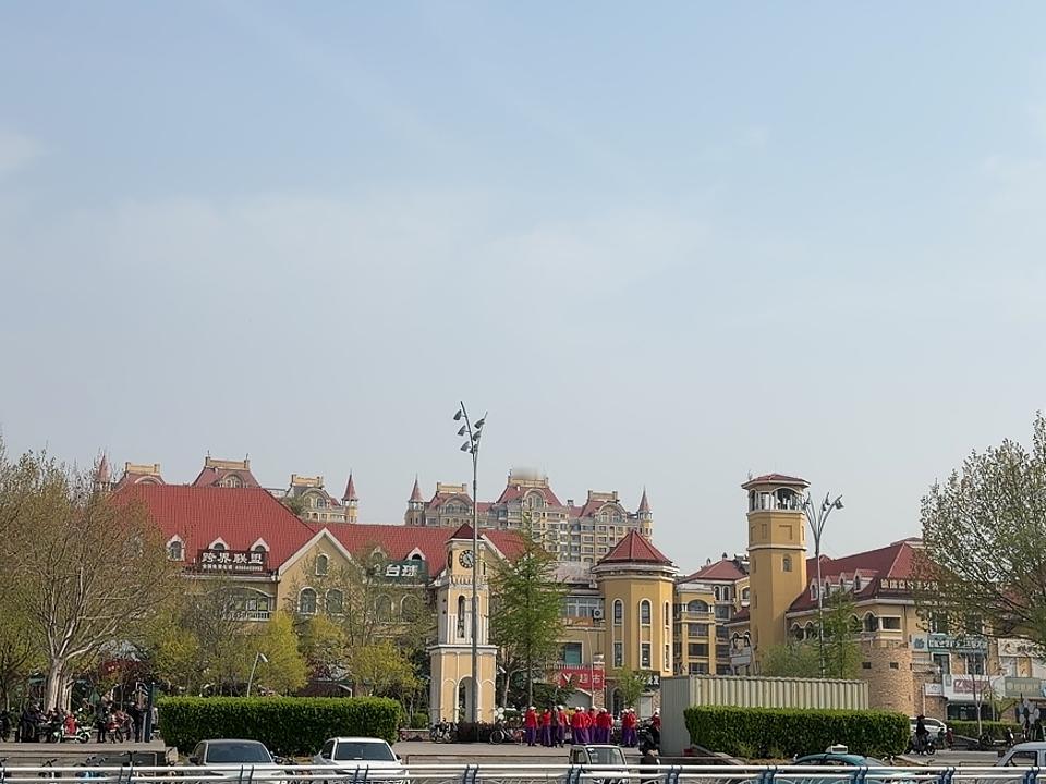 阳光正好春风柔，
空气清新鸟啾啾。
大妈尽情广场舞，
快快乐乐又一周。