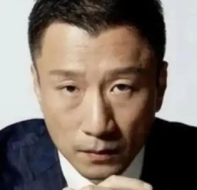 2002年，功成名就的孙红雷忙了一天后回到家，看到43岁的同居女友丁嘉丽正在蓬头