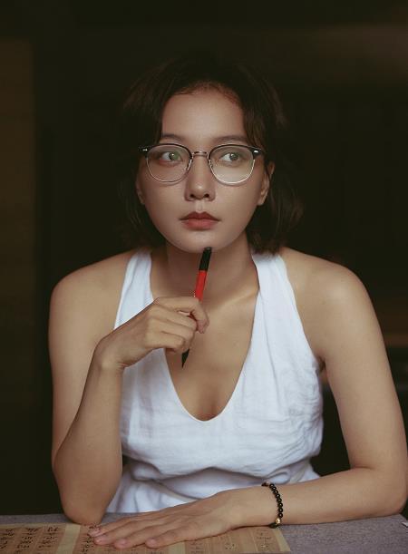 王珞丹抓娃娃抓到凌晨三点半 金鹰女神王珞丹在抓娃娃机前解放小动物，抓到凌晨三点半