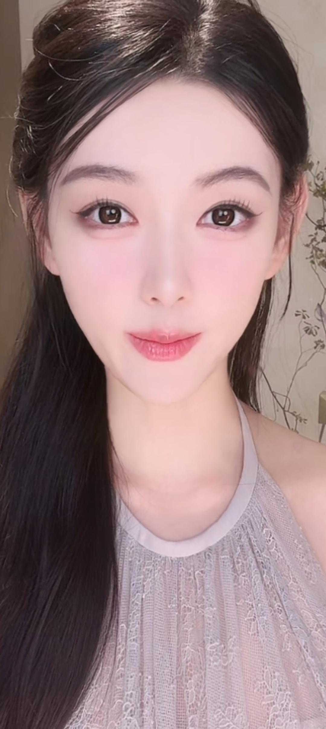 这个女孩看起来好温柔啊！