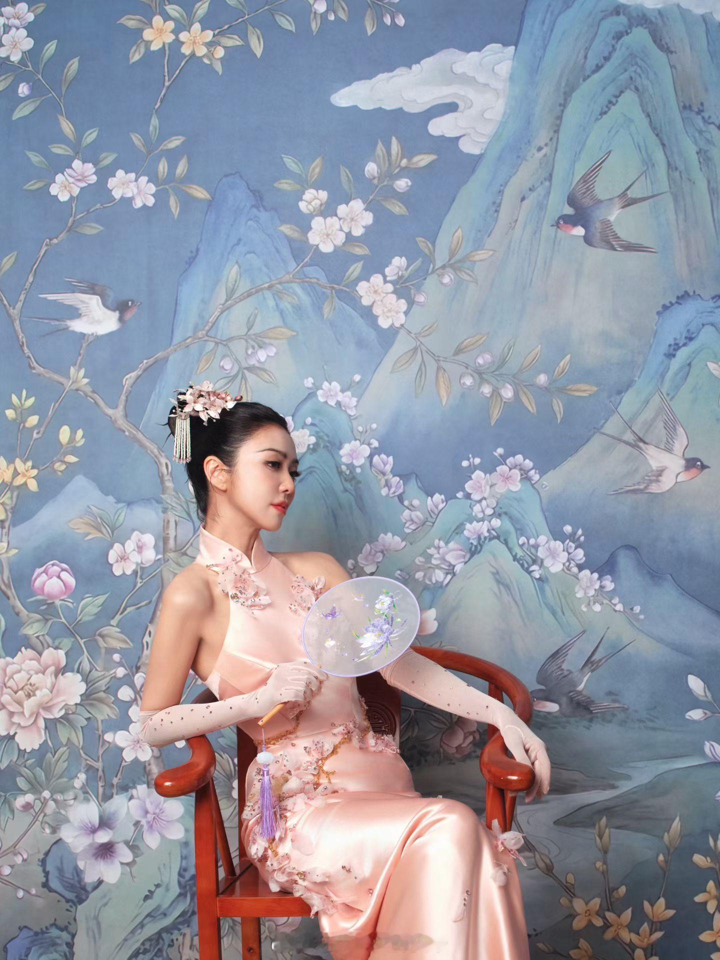 今年春晚的第二个舞台《立春》，当十位有作品的女艺人一齐着粉色长裙站立在舞台，不同