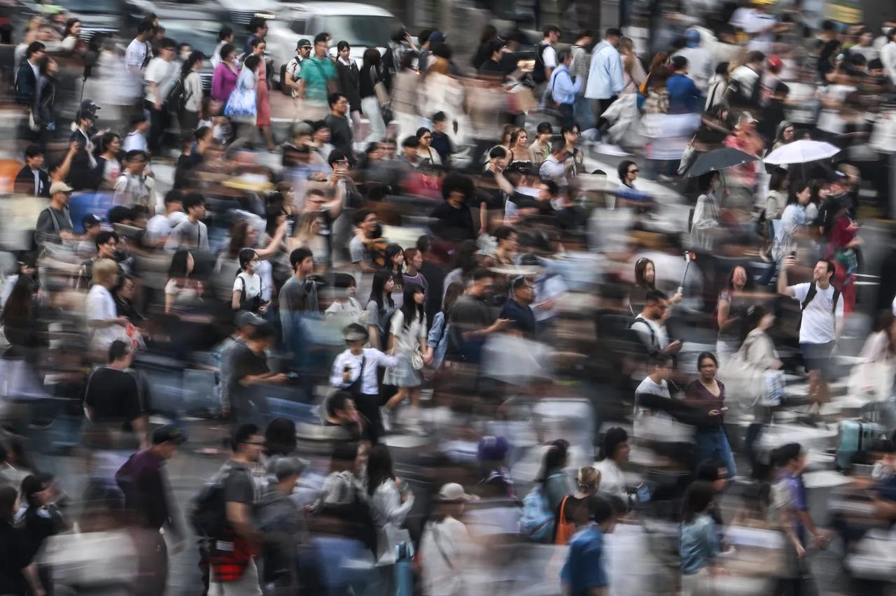 【科学家预测：全球人口最早可能在2064年减半】

一项最新研究显示，如果地球承