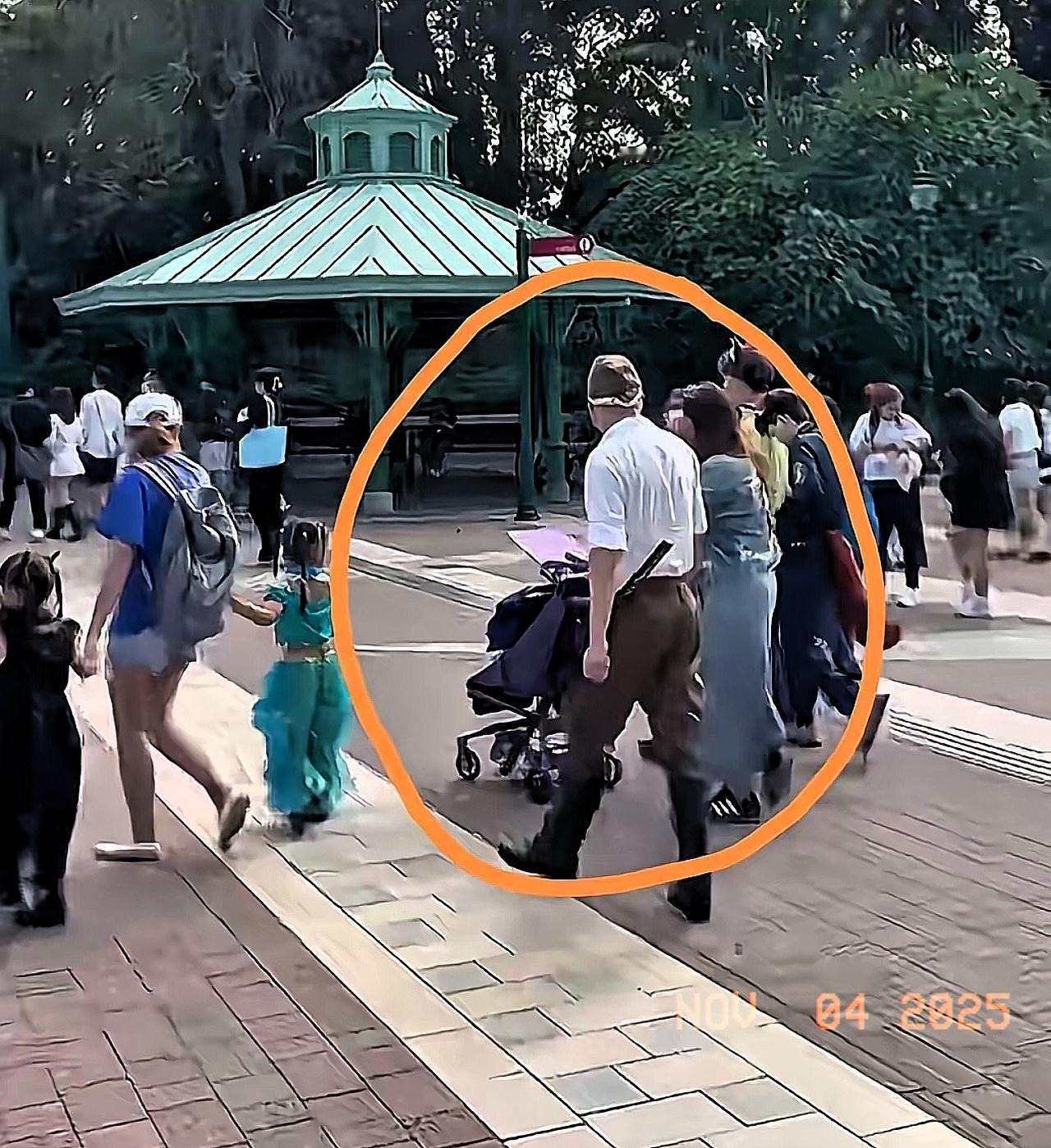 在香港迪士尼这种满是童话感的地方，居然能撞见有人穿“鬼子”军服招摇过市？这事儿说