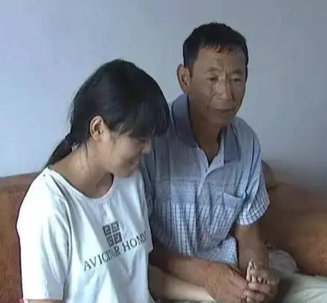 1997年，辽宁35岁男子捡到瘫痪女婴，不顾妻子离婚，毅然决然将她抚养长大，19