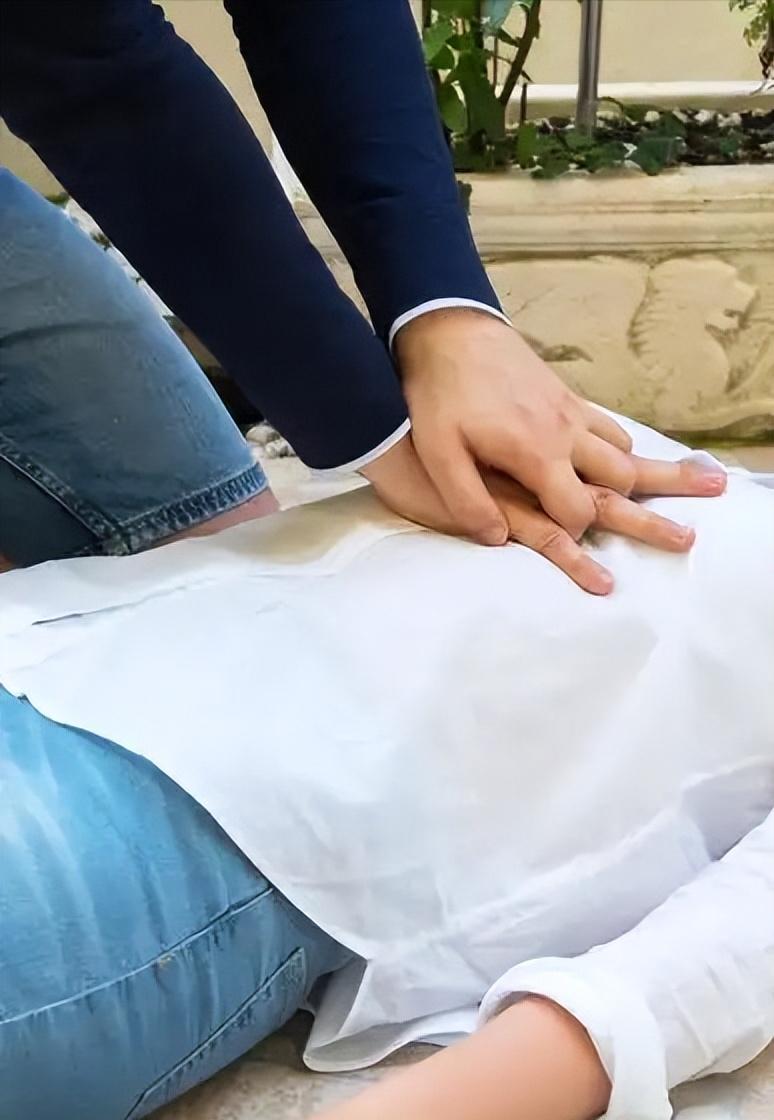 江苏苏州，男子去超市买东西，结账时老板娘给他抹了1块零头，俩人因此多聊了几句，谁