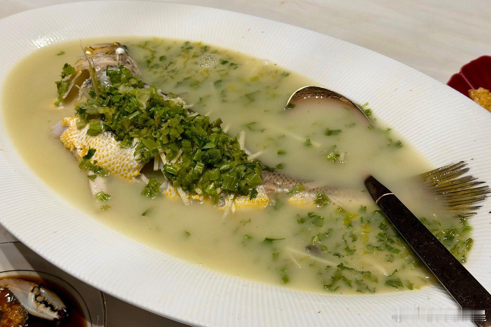 宁波黑珍珠一钻餐厅：海味世家·家常菜馆(明州里店)主打野生东海大黄鱼，点了一条做