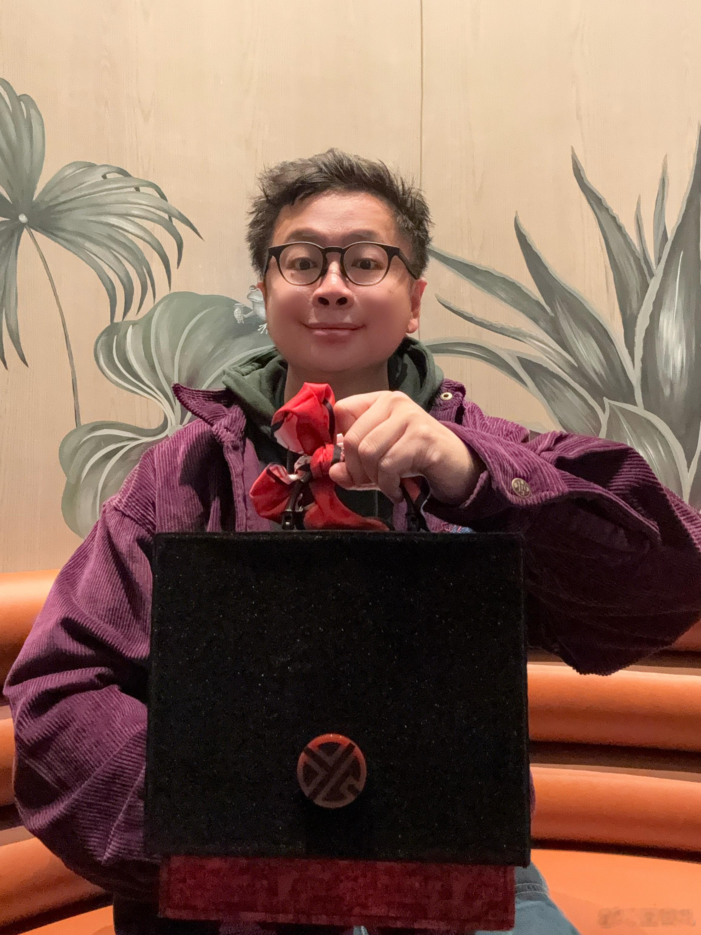 新春宝盒亮点是提手的红丝巾（好漂亮）一边护手护唇 一边喝茶品茗「祥乐启瑞 福禄同