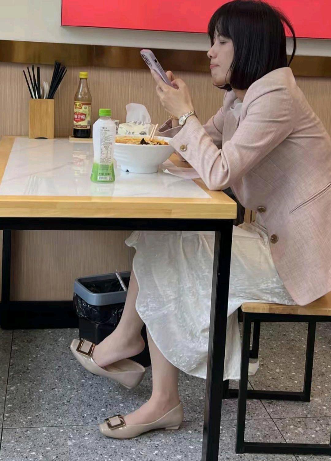 二线城市，月薪3800，文员一枚，房租1500，一顿饭干掉20，我说怎么存不住钱